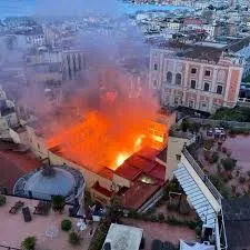 Fumo nero via Chiaia evacuazione residenti incendio teatro
