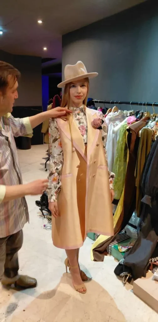 Raffaele Tufano: Il Sarto dell'Anima che ha Conquistato Milano 3 Modella abito rosa floreale cappello fedora Raffaele Tufano backstage sfilata Milano