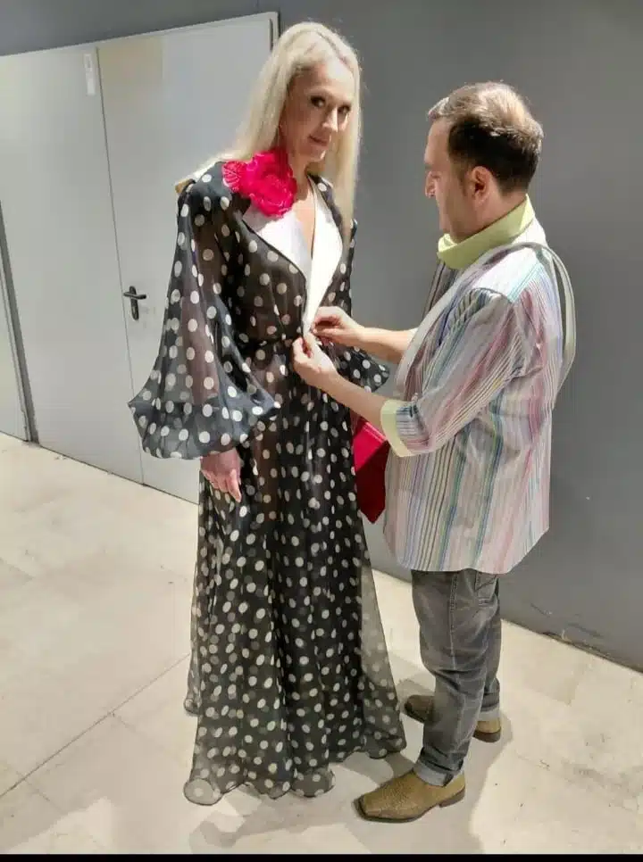 Raffaele Tufano: Il Sarto dell'Anima che ha Conquistato Milano 6 Raffaele Tufano stilista modella bionda abito pois bianchi fiori fucsia backstage Milano IFW 2026