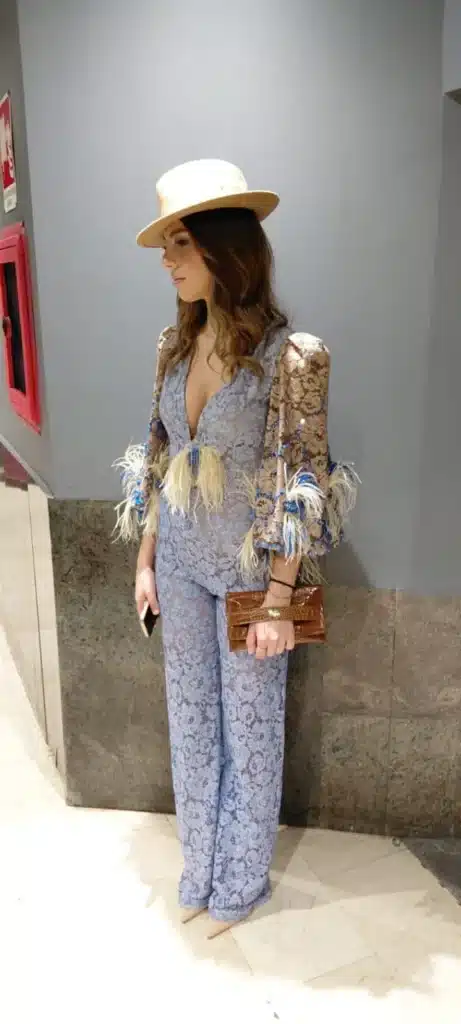 Raffaele Tufano: Il Sarto dell'Anima che ha Conquistato Milano 5 Modella bruna tuta pizzo azzurro maniche piume svasate Margò Bags Raffaele Tufano backstage Milano IFW 2026