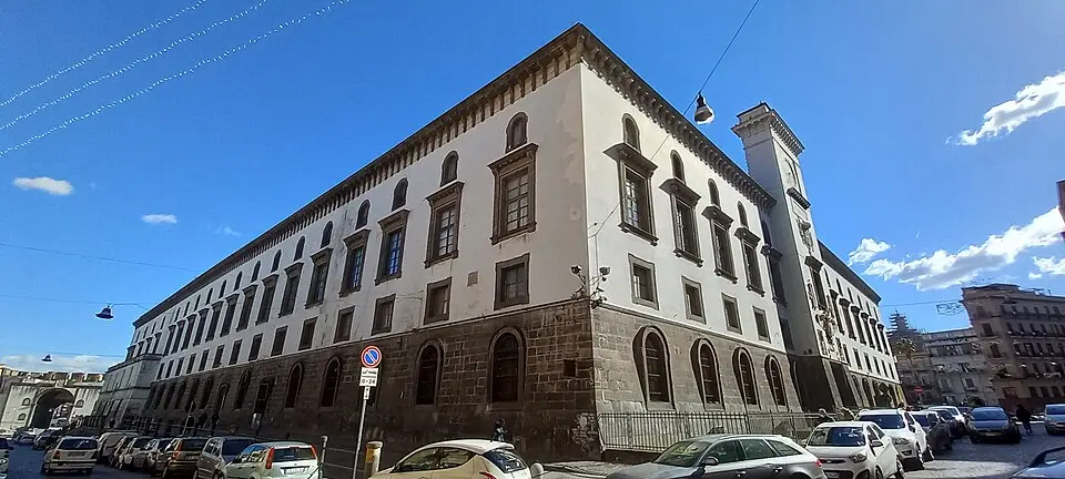 I Castelli di Napoli: Fortezze sul Mare, Segreti e Leggende della Città 5 Castelli di Napoli Castel Capuano nel centro storico di Napoli