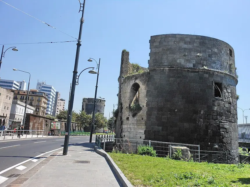 I Castelli di Napoli: Fortezze sul Mare, Segreti e Leggende della Città 6 Castelli di Napoli Resti del Castello del Carmine a Napoli con Torre Brava e Torre Spinella.
