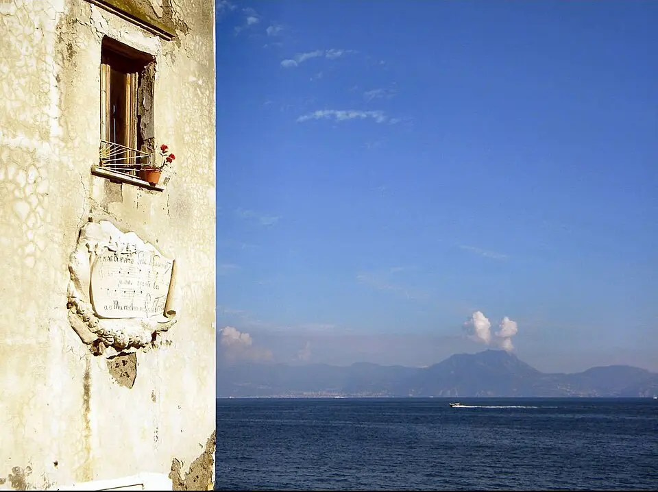 Vista panoramica del borgo di Marechiaro a Napoli con la celebre finestra sul mare e il Golfo sullo sfondo.