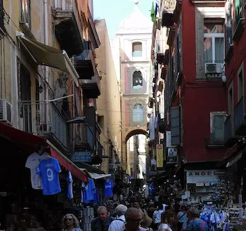 Via San Gregorio Armeno affollata nel centro storico di Napoli con botteghe artigiane