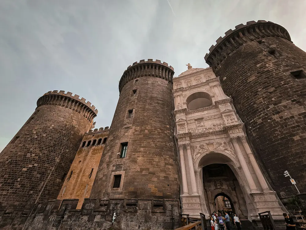 I Castelli di Napoli: Fortezze sul Mare, Segreti e Leggende della Città 3 Castelli di Napoli Maschio Angioino, il castello medievale di Napoli