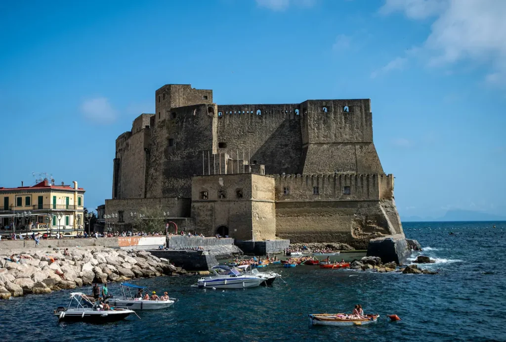 I Castelli di Napoli: Fortezze sul Mare, Segreti e Leggende della Città 2 Castelli di Napoli Castell del Ovo La fortezza più antica di Napoli.