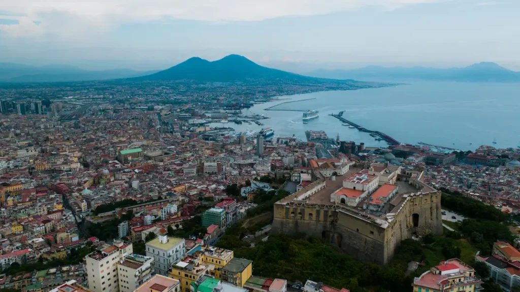 I Castelli di Napoli: Fortezze sul Mare, Segreti e Leggende della Città 4 Castelli di Napoli Castel Sant’Elmo La vista più spettacolare di Napoli dall’alto del Vomero.
