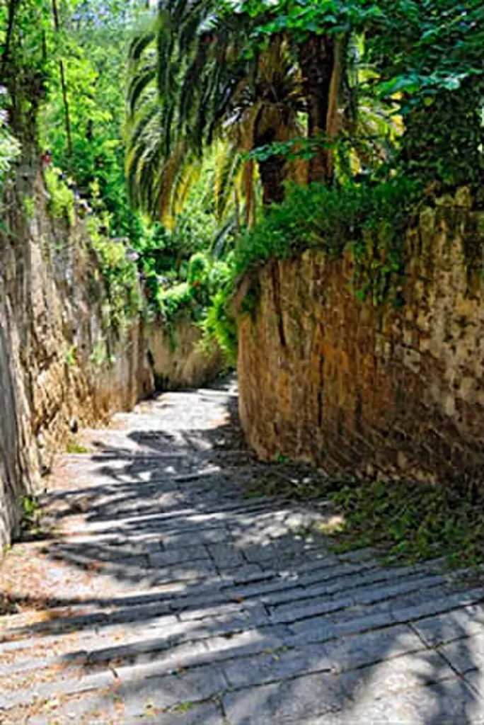 Scale di Napoli, Scale del Moiariello a Napoli che collegano il centro storico alla collina di Capodimonte.