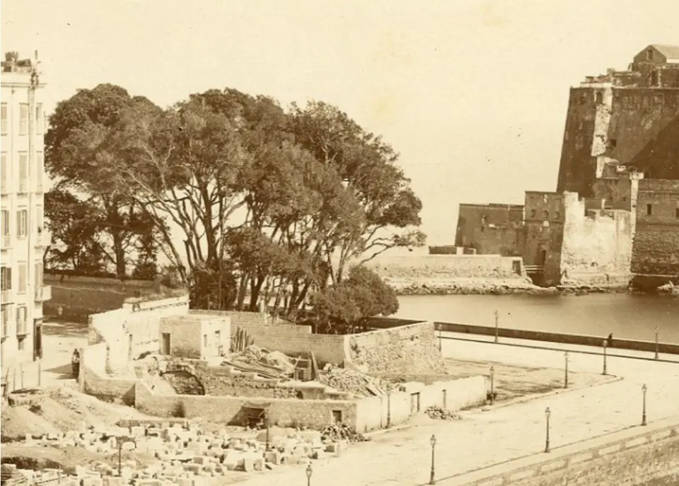 Napoli d'epoca con il Chiatamone e Castel dell'Ovo fotografati da Giorgio Sommer nel XIX secolo.