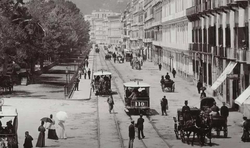 Riviera di Chiaia a Napoli nel 1880 con tram a cavalli e carrozze fotografata da Giorgio Sommer.
