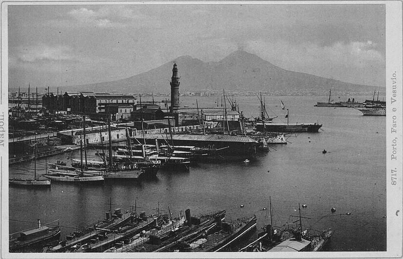 Panorama della Napoli d'epoca con il Golfo e il Vesuvio in una fotografia storica del XIX secolo.