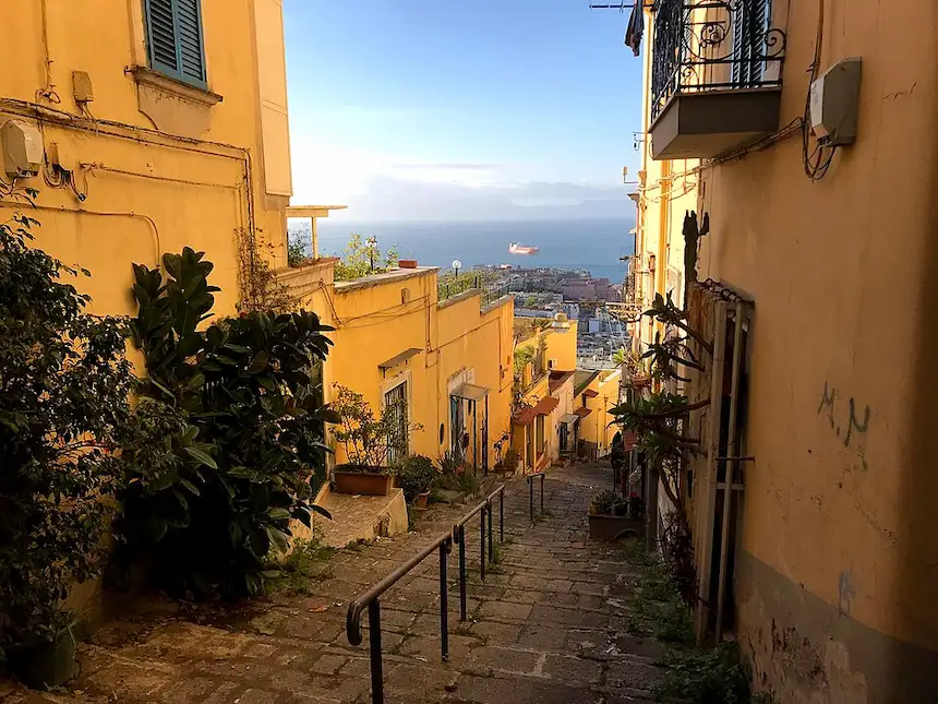 Scale di Napoli, Le Scale del Petraio collegano il Vomero a Chiaia attraverso uno dei percorsi panoramici più suggestivi della città.