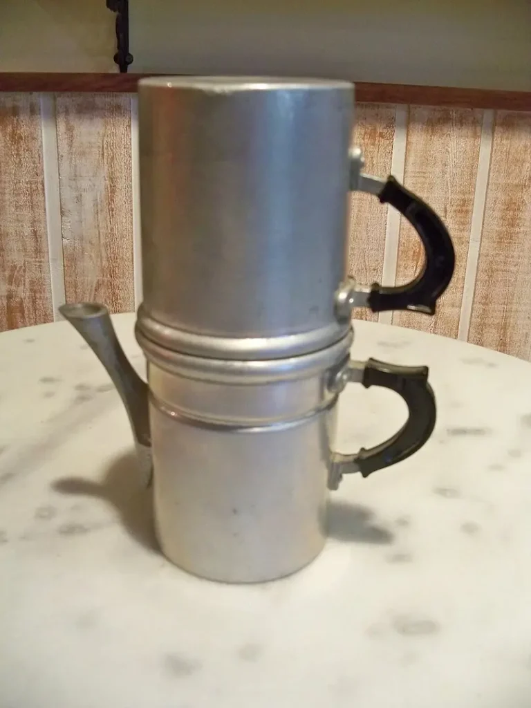 Cuccumella napoletana tradizionale usata per preparare il caffè a Napoli