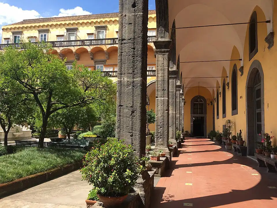 Il Chiostro di San Gregorio Armeno: l'oasi di silenzio nascosta tra i presepi di Napoli 1 Chiostro di San Gregorio Armeno a Napoli con fontana centrale, portici rinascimentali e giardino interno.