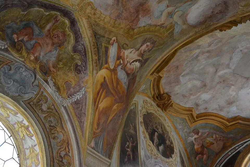 Il Chiostro di San Gregorio Armeno: l'oasi di silenzio nascosta tra i presepi di Napoli 6 Chiostro di San Gregorio Armeno nel centro storico di Napoli