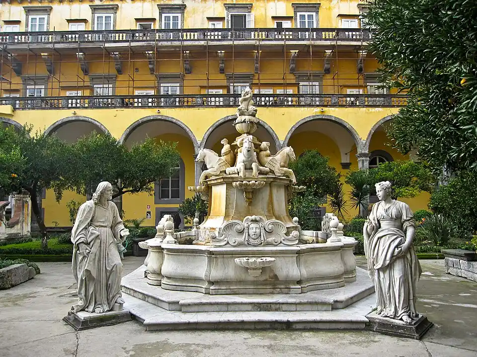 Il Chiostro di San Gregorio Armeno: l'oasi di silenzio nascosta tra i presepi di Napoli 3 Fontana del Chiostro di San Gregorio Armeno a Napoli con le statue del Cristo e della Samaritana.