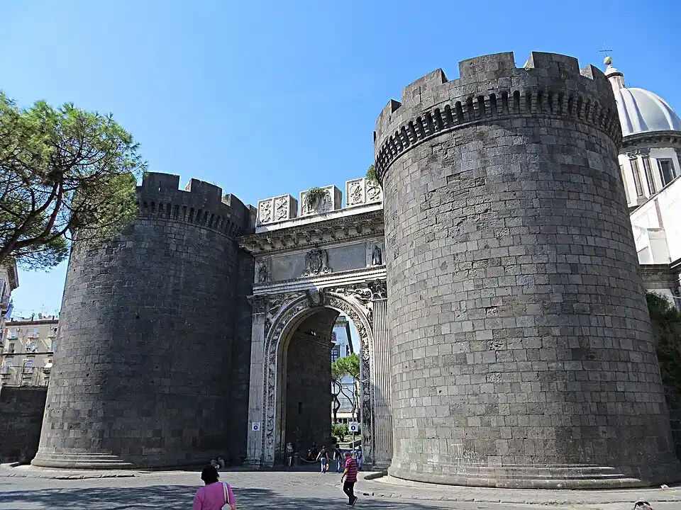 Le Antiche porte di Napoli: quando la città si chiudeva al tramonto. Quante erano e quali sono sopravvissute? 3 Porta Capuana, una delle antiche porte di Napoli