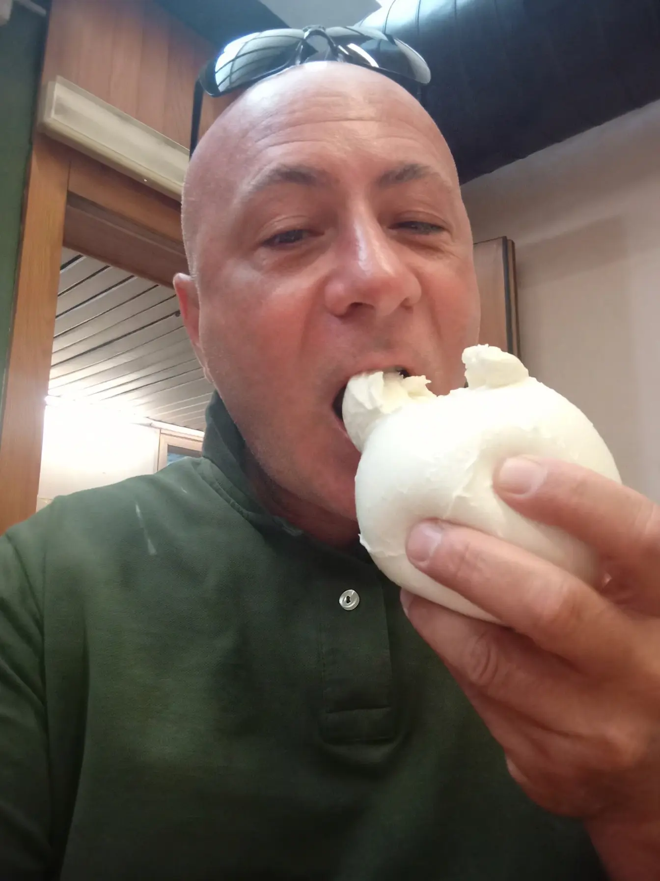 Un morso con gusto di una grossa mozzarella fresca.