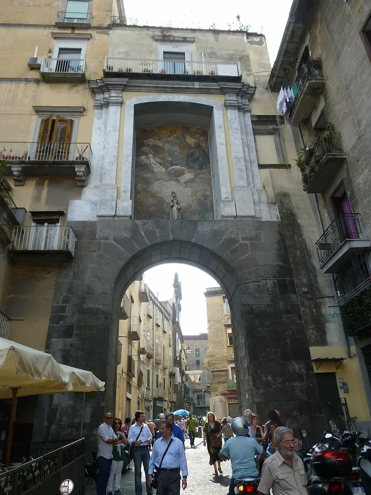 Le Antiche porte di Napoli: quando la città si chiudeva al tramonto. Quante erano e quali sono sopravvissute? 2 Antiche porte di Napoli nel centro della città porta San Gennaro