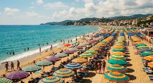spiagge vicino Napoli, affollata di ombrelloni e turisti, con la città sulla collina e il mare turchese.