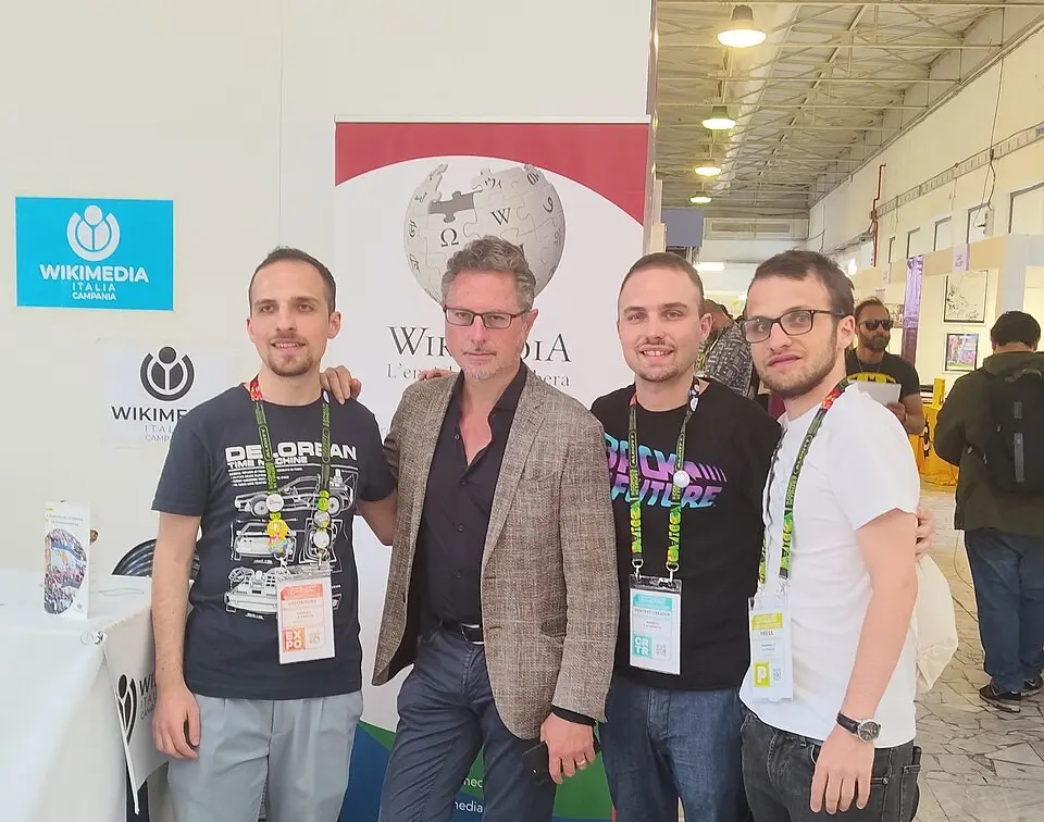 Francesco Emilio Borrelli allo stand di Wikimedia Italia durante un evento pubblico.