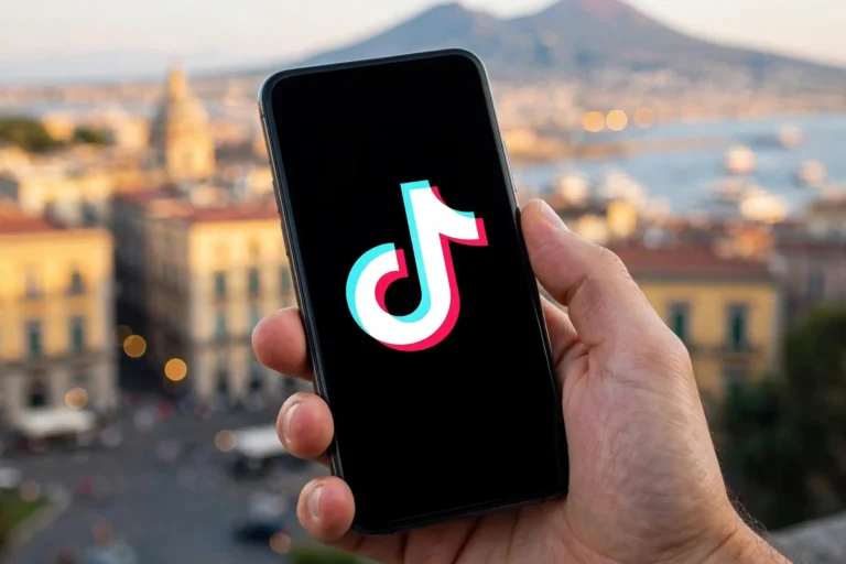 Scopri di più sull'articolo TikToker napoletani: quando il successo social rischia di diventare un problema culturale