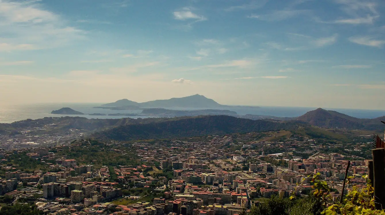 Campi Flegrei, Cratere degli Astroni visto dall'Eremo dei Camaldoli a Napoli